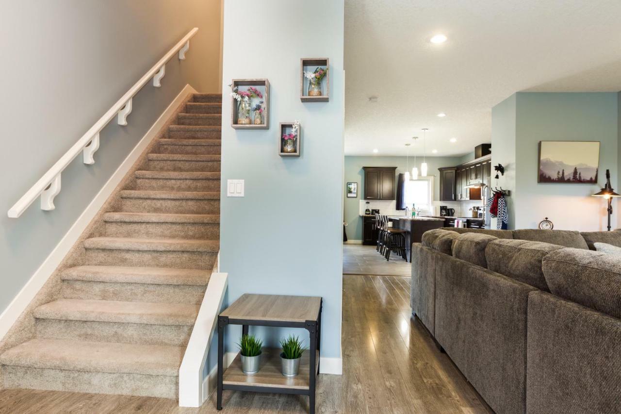 Mountain House Villa Edmonton Exterior photo